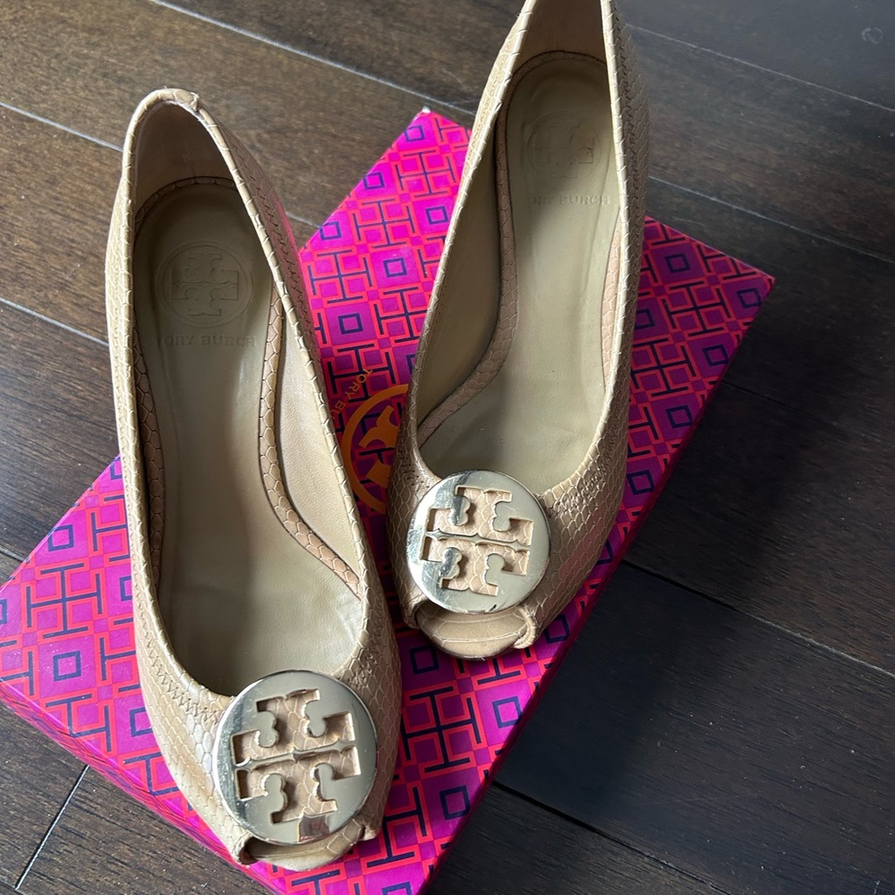 Perfect for summer! Tory Burch peep toe wedge - Picture 4 of 6
